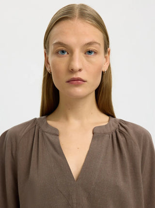 VIVA V-NECK LINEN BLEND TOP