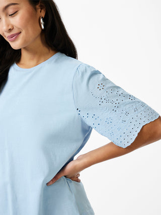 LEX SS TOP W. EMB SLEEVES