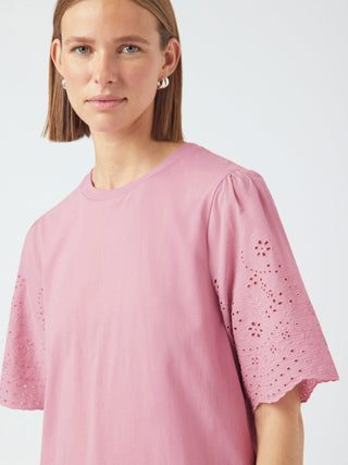 LEX SS TOP W. EMB SLEEVES